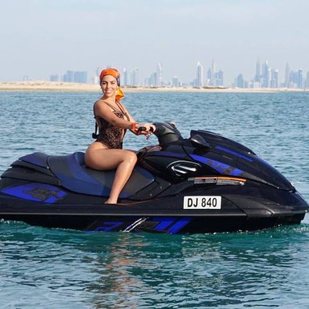 Mientras unos disfrutan de la nieve, ellas posan en bikini: Georgina o Cristina Iglesias presumen de tipazo