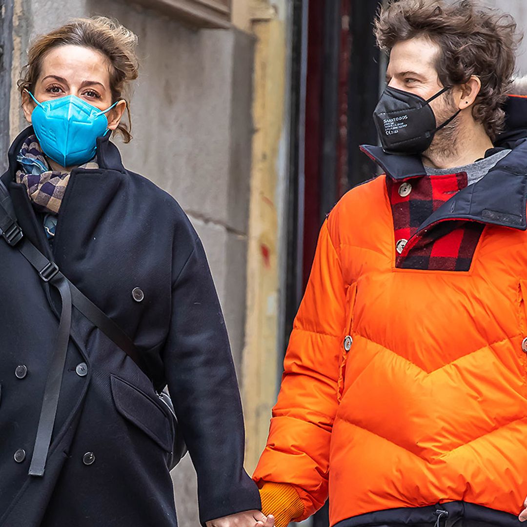 ¡La dulce espera! María Adanez luce embarazo paseando enamorada por Madrid