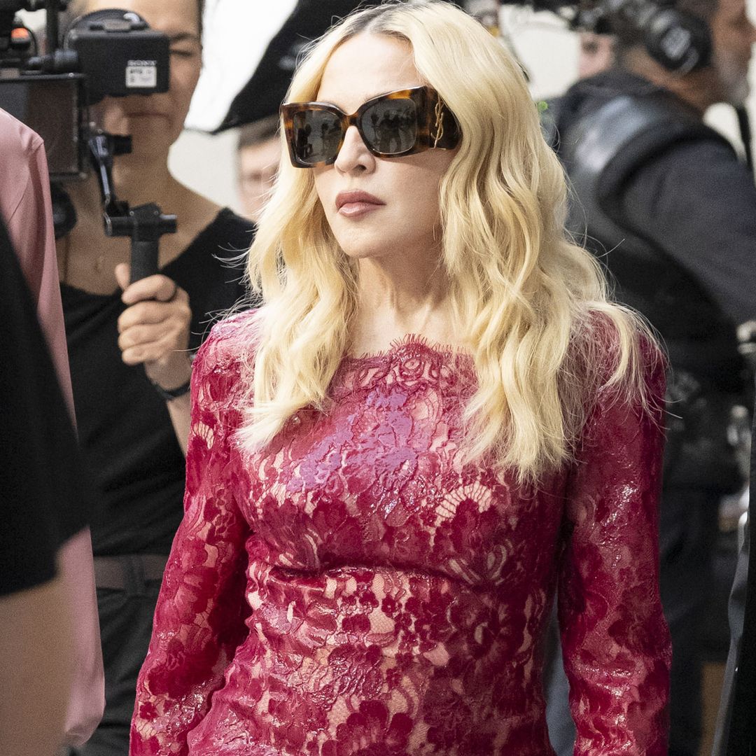 Madonna reaparece con un impactante vestido de encaje rojo en el desfile masculino de Saint Laurent
