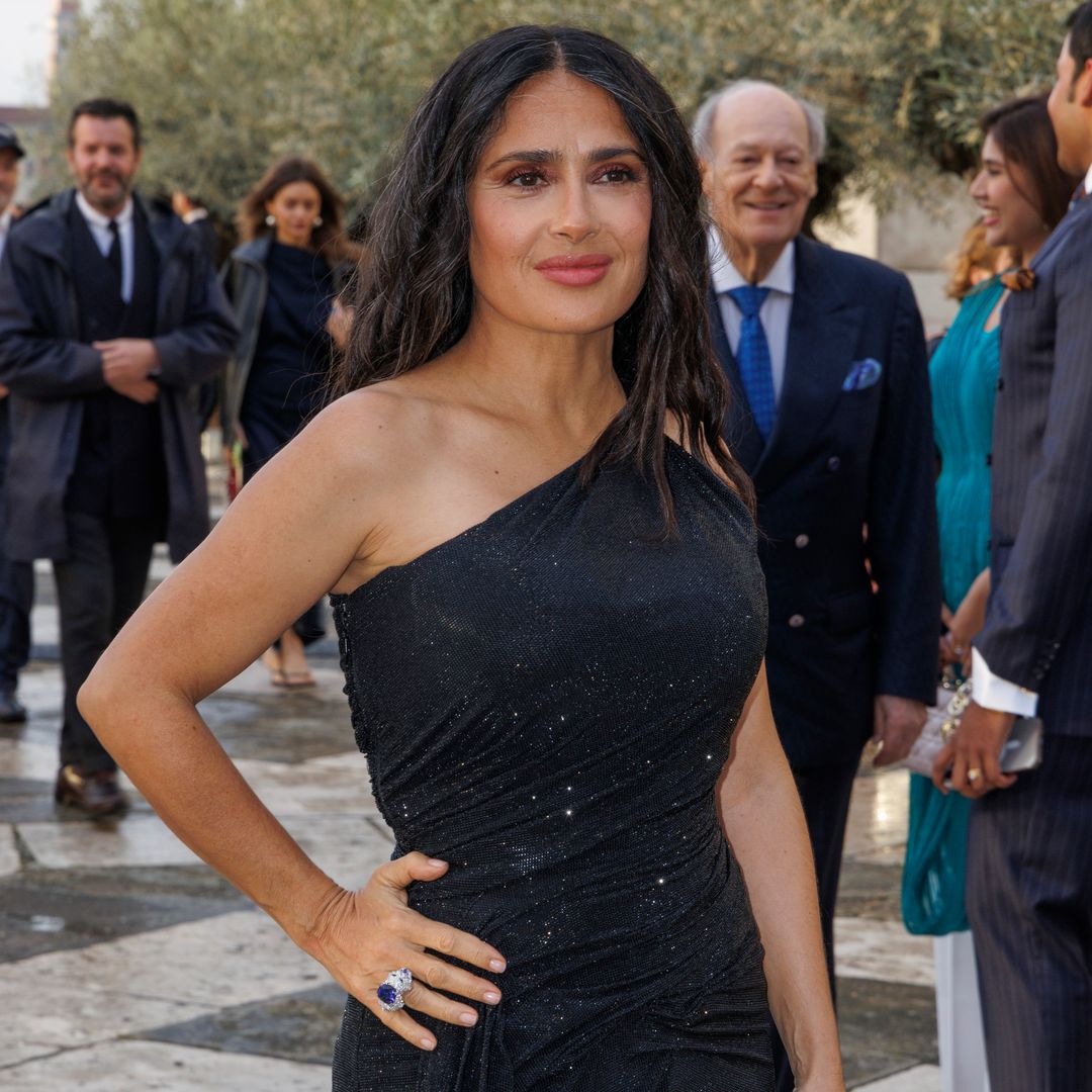 Celebridades como Salma Hayek han decidido integrar las canas en su melena.