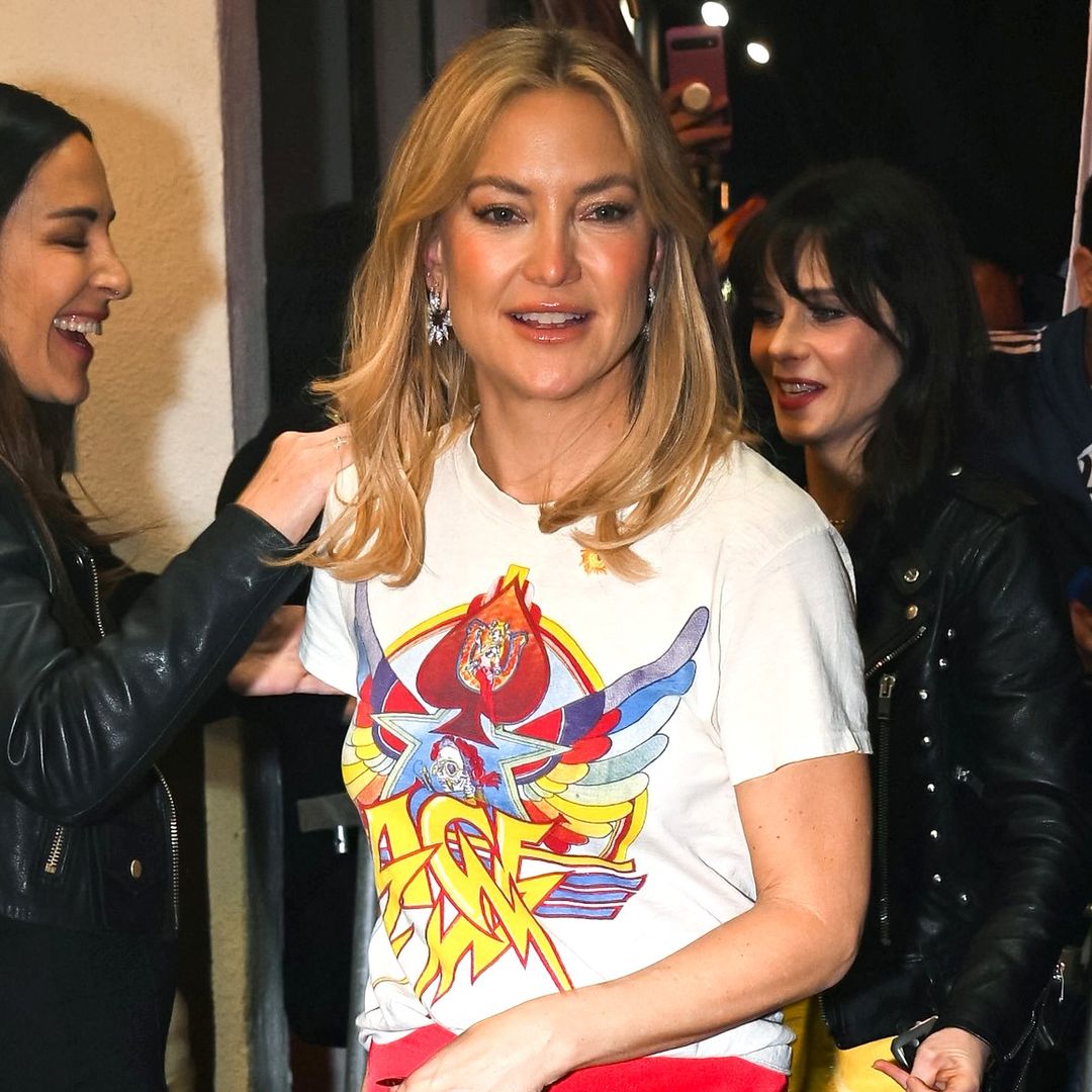 Kate Hudson sorprende en plena temporada de premios con una camiseta ‘vintage’ que es historia del rock… y está a subasta