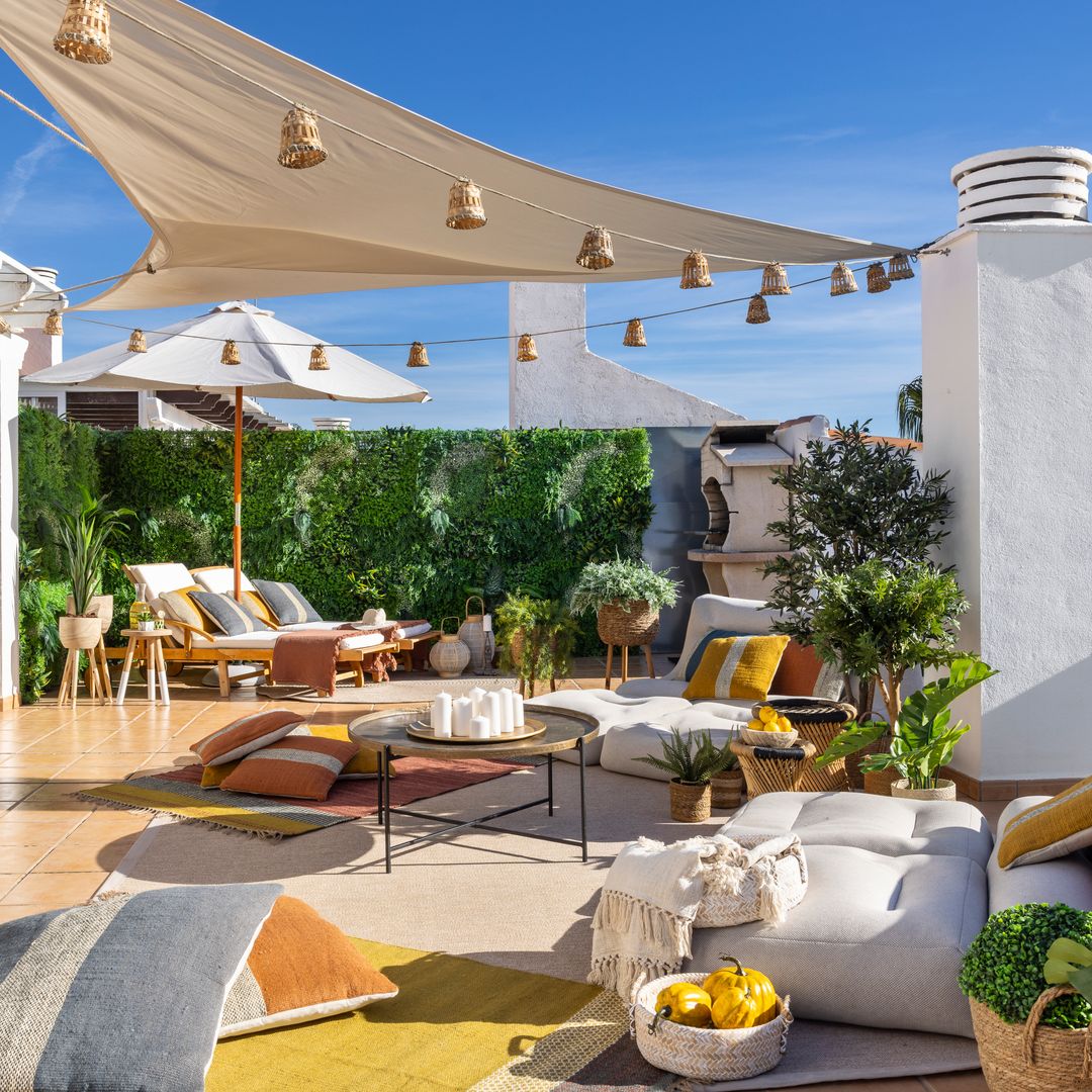 Cómo montar un espacio exterior bonito y funcional: 10 claves para acertar con muebles, plantas y luz