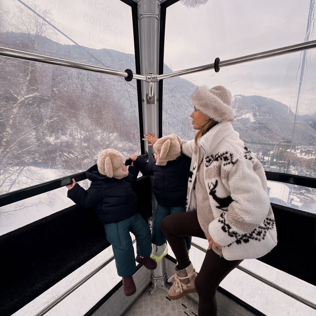Filipa y Leonora, las hijas de Lucía Bárcena: dos pequeñas esquiadoras en una escapada de cuento, a punto de convertirse en hermanas mayores