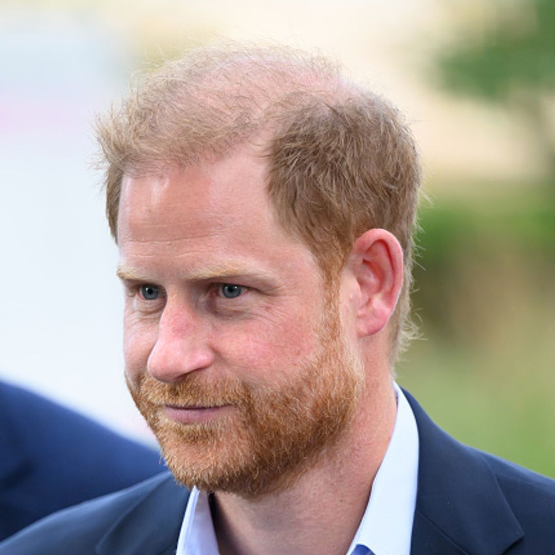 La reacción del príncipe Harry al recibir una inesperada broma sobre su padre, el rey Carlos, durante una cita con Meghan