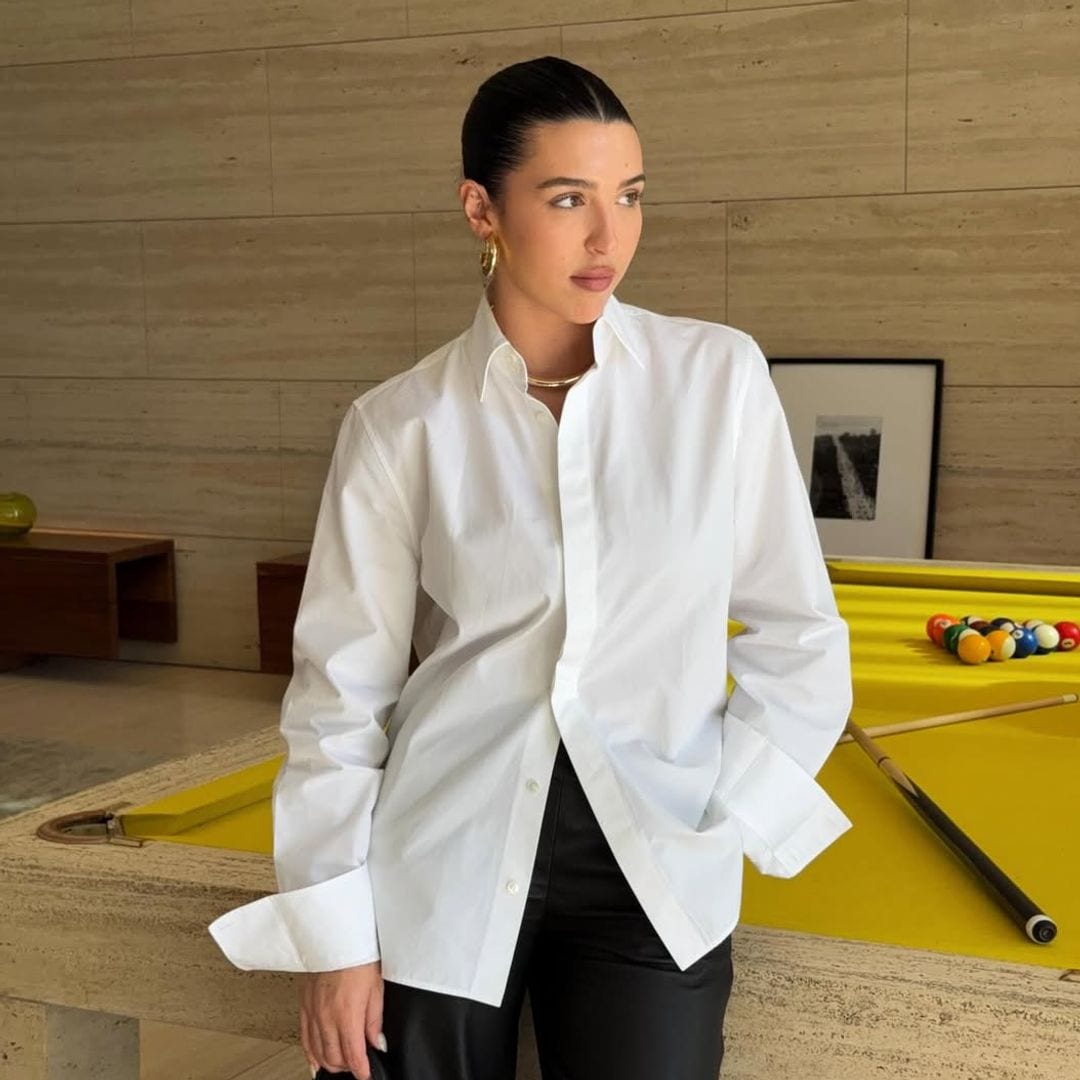 Alba Díaz conquista Los Ángeles con un look de oficina impecable y la camisa blanca perfecta (que puedes encontrar en Zara)