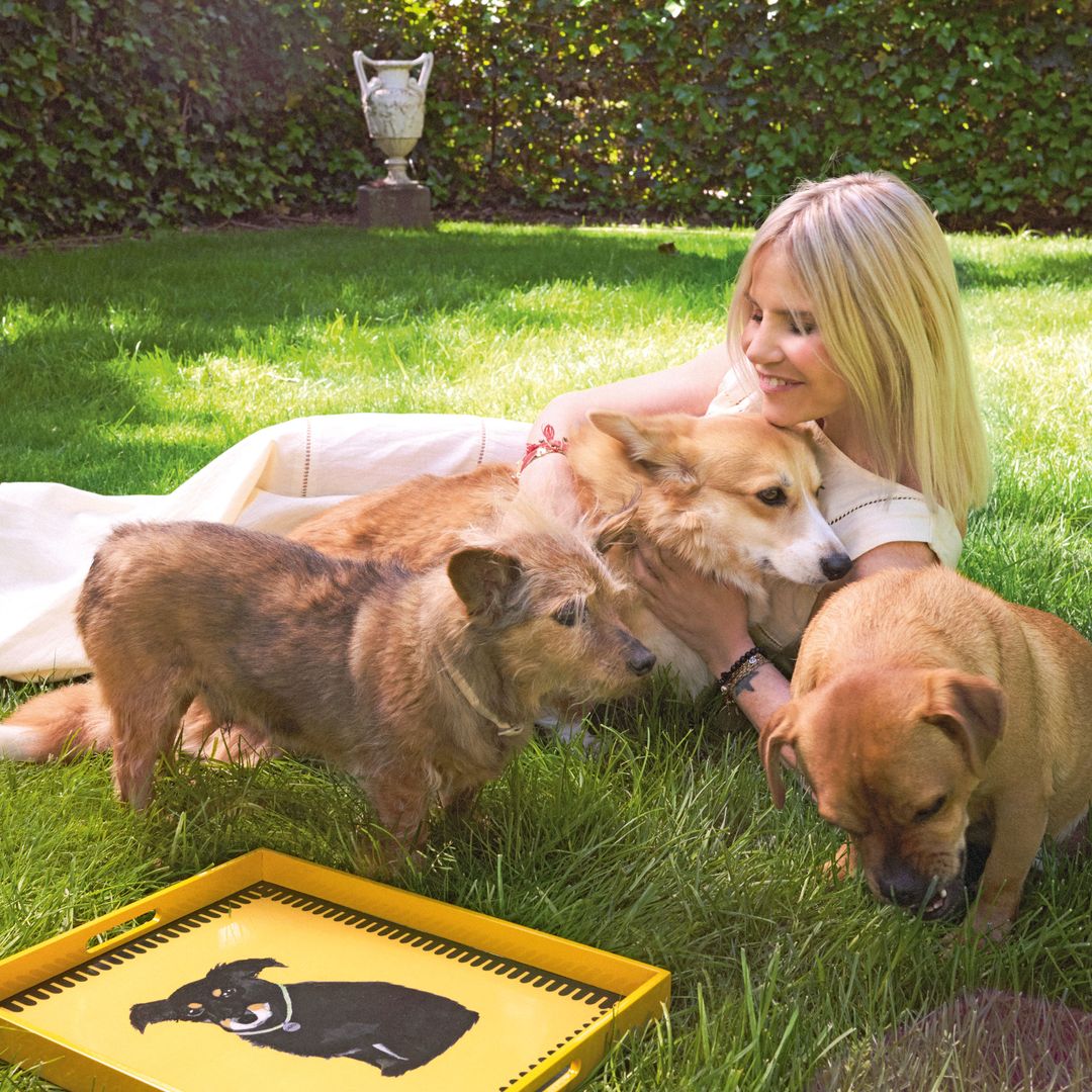 Ella con sus perros disfrutando del aire libre