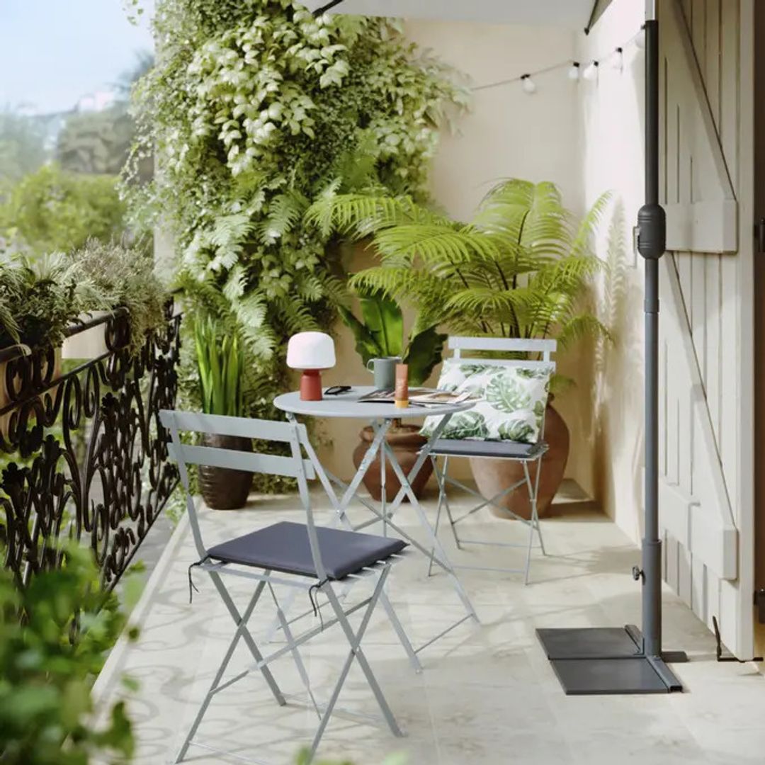 Plantas que funcionan en balcones pequeños: cómo decorar y refrescar tu espacio exterior en verano