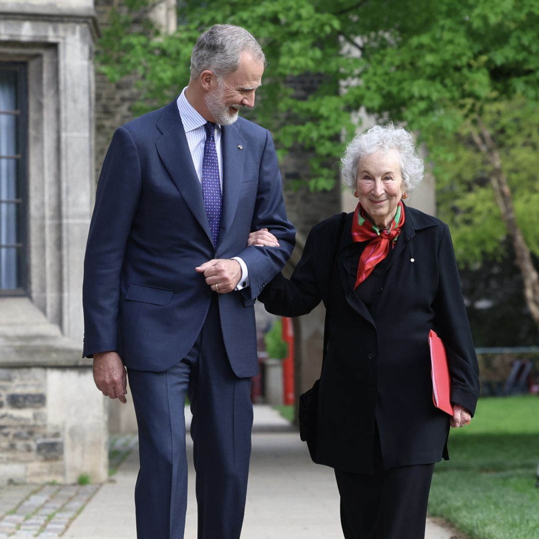 El gesto inédito del Rey con Margaret Atwood en Toronto: un paseo muy especial y un premio