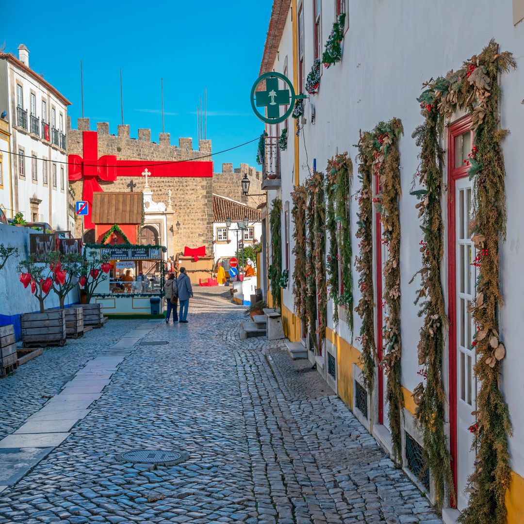 Decoración navideña en el pueblo de Óbidos, Portugal