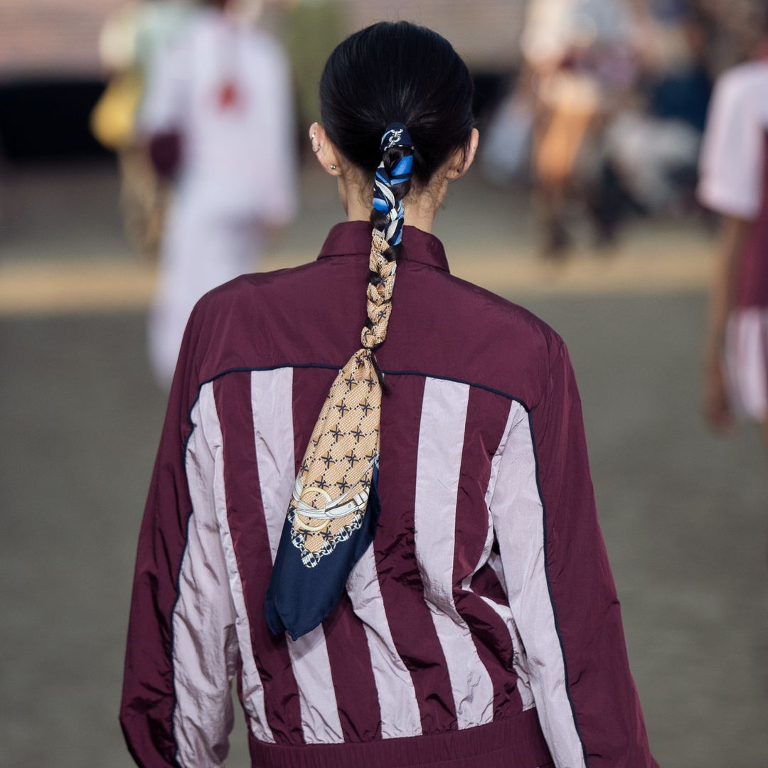 La trenza con pañuelo de seda que será tu peinado favorito esta temporada