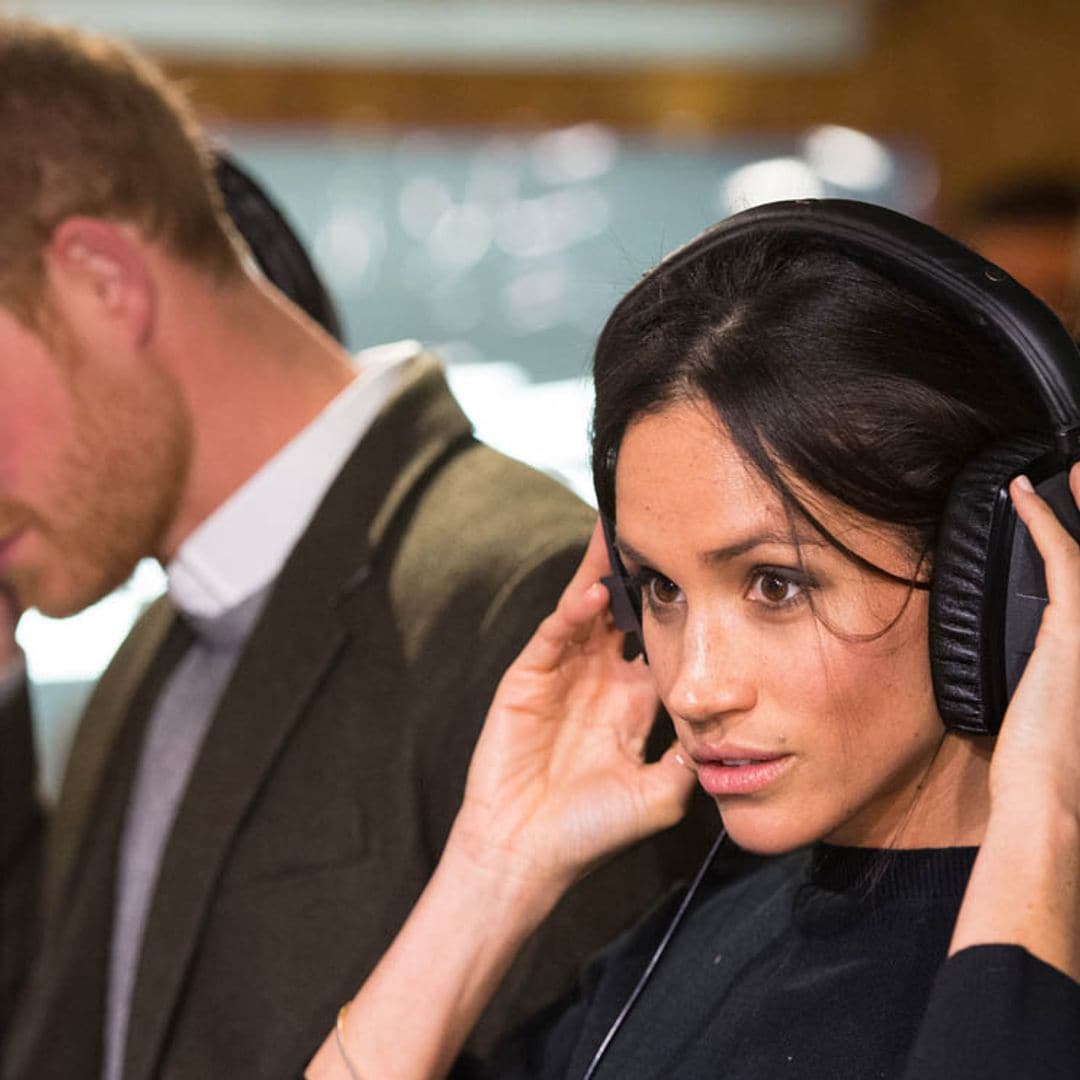 Escucha a Meghan y Harry locutando su primer programa de podcast