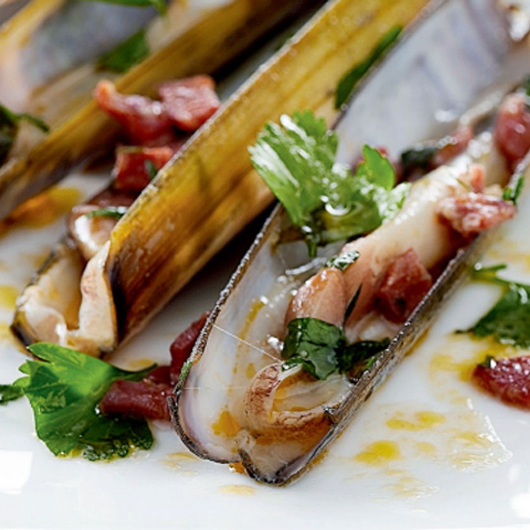 Navajas asadas con jamón