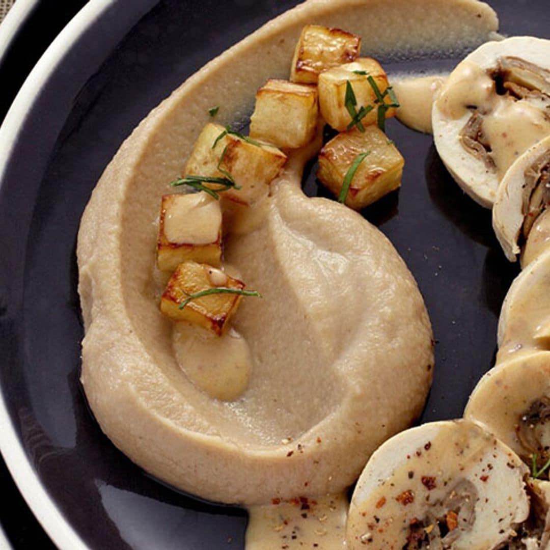 'Roulades' de pollo rellenos de champiñones con crema de castañas y dados de apionabo
