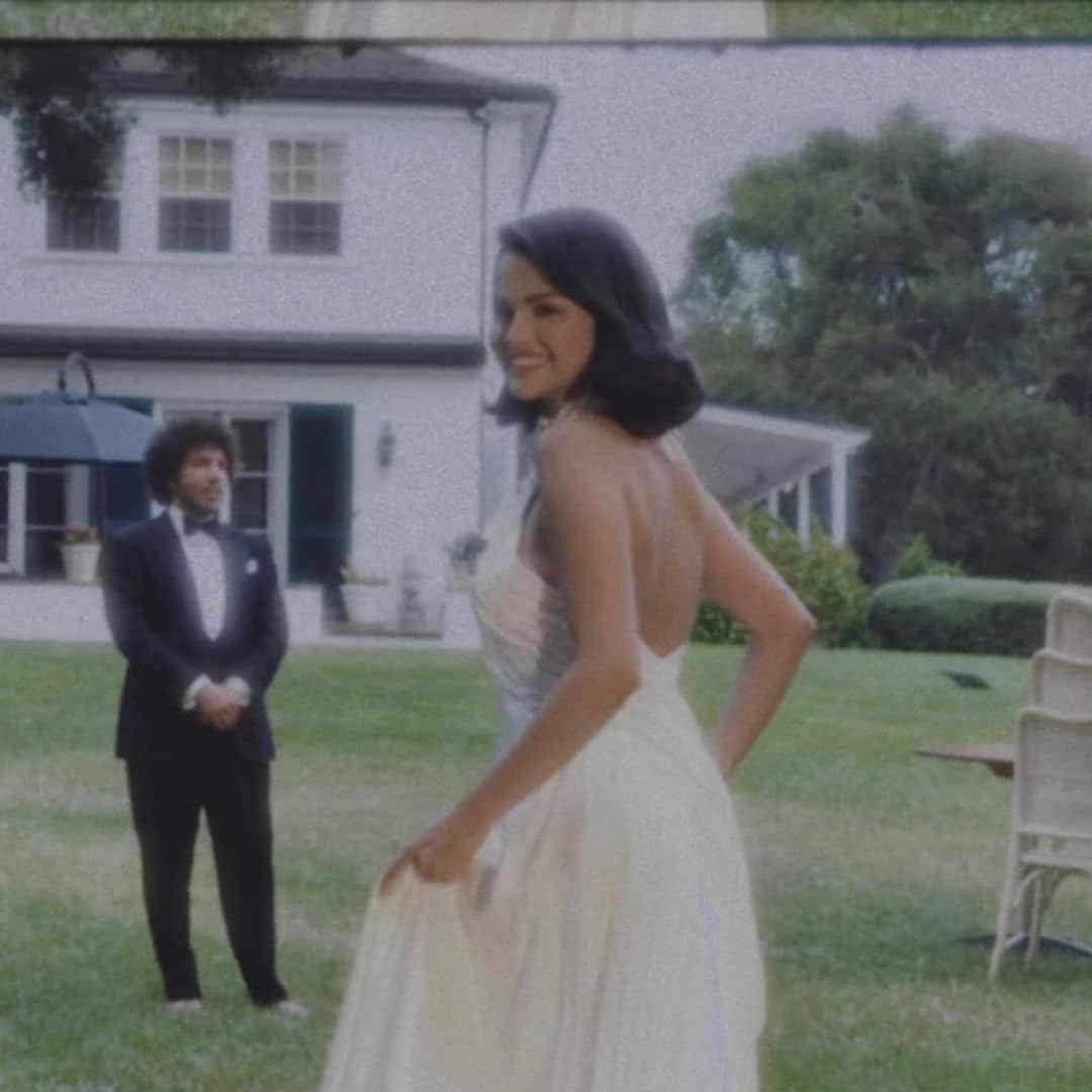 Así fue la boda blindada de Selena Gómez y Benny Blanco que Hollywood no se esperaba: un vestido de pétalos y cola de satén drapeado
