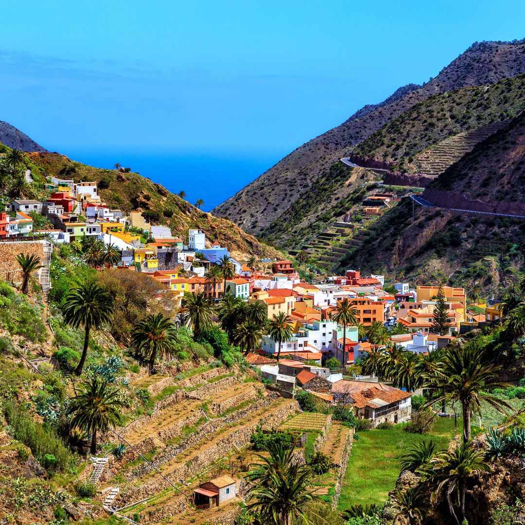 La isla-refugio en Canarias donde vivir un verano eterno: bosques milenarios, pueblos con encanto y gastronomía local