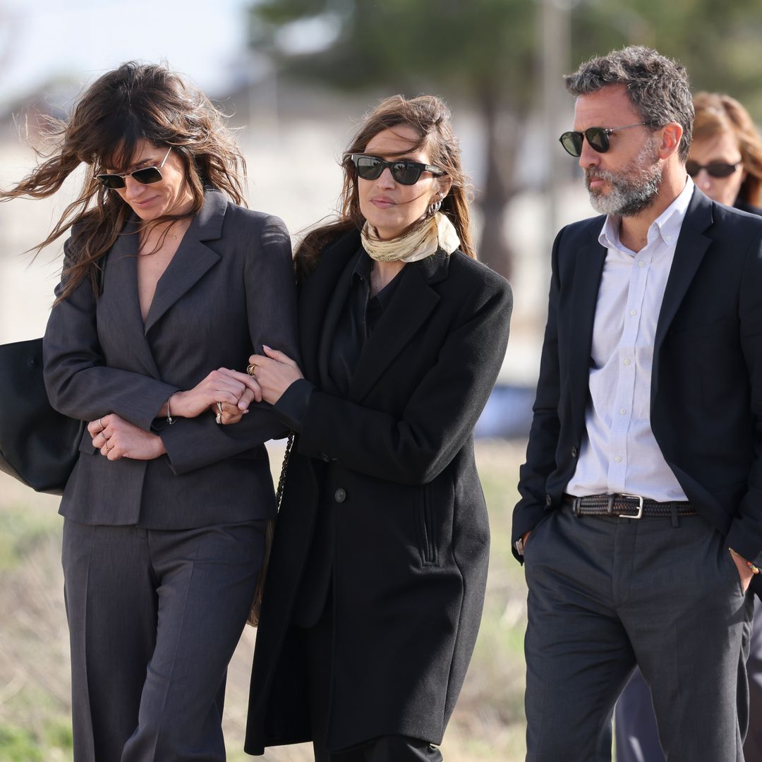 El dolor de Sara Carbonero en la despedida a su madre, Goyi Arévalo: de riguroso luto y apoyada por sus amigas y familiares