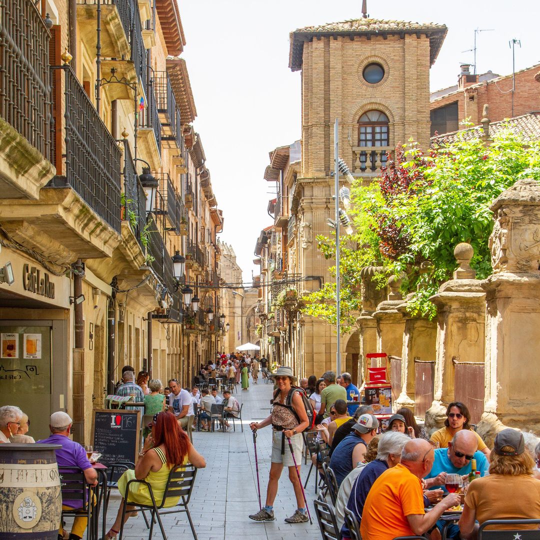Terrazas y peregrinos en Viana.