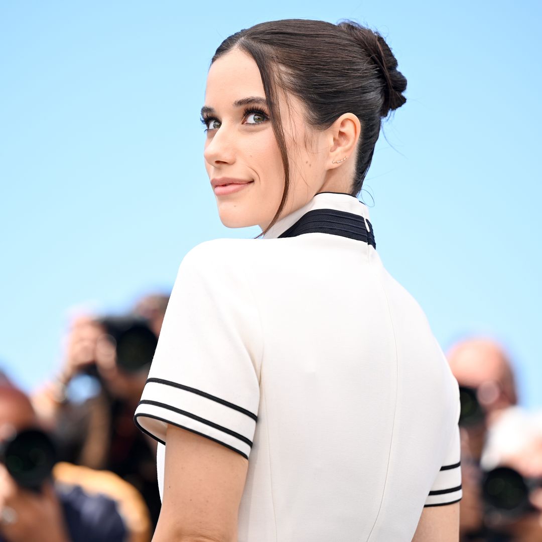 Ella Bleu Travolta posa junto a su padre en Cannes con vestido camisero y el parecido entre los dos salta a la vista