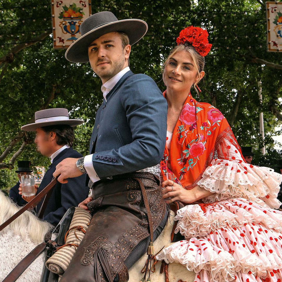 Luis Martínez de Irujo presenta oficialmente a su novia en la Feria de Sevilla: así es Page Harris, inglesa, experta financiera y una más entre los Alba