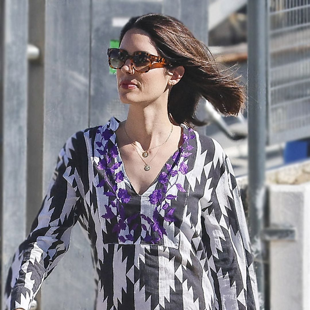 El look con mensaje de Sofía Palazuelo que querrás copiar en la playa: caftán bohemio y capazo solidario