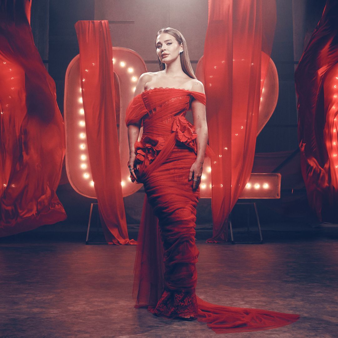 Hablamos con la diseñadora del vestido de Laura Escanes en las Campanadas 2025: "Sabe lo que quiere, y el impacto que quiere causar"