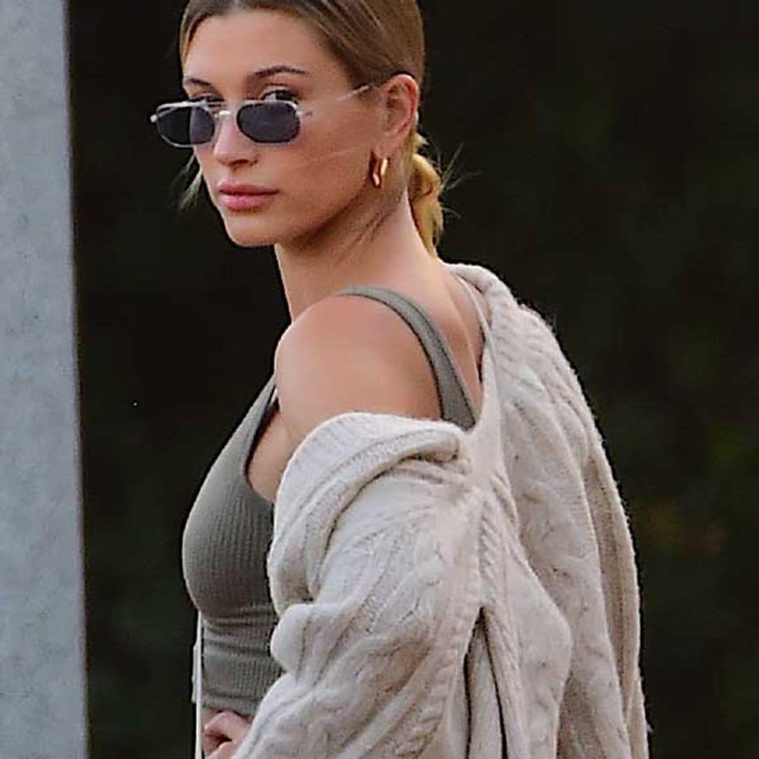 La sobrecamisa de cuadros de Hailey Baldwin o la prenda ideal para renovar el 'layering' de invierno