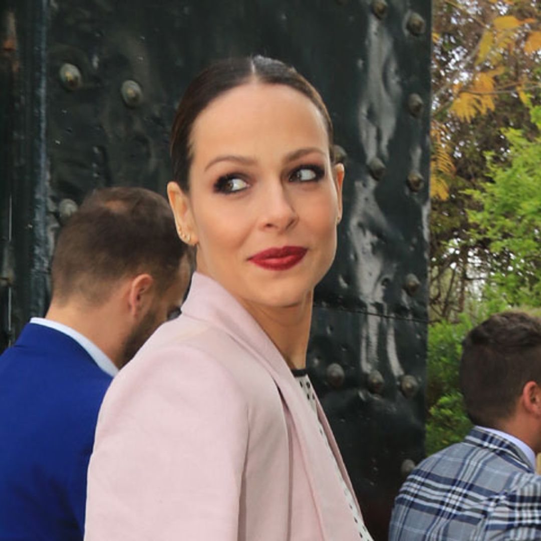 Eva González deslumbra en la boda sevillana de unos amigos tras su reciente maternidad