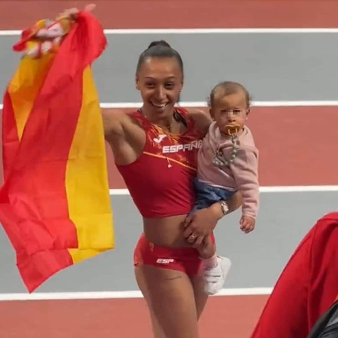 Las lágrimas de Ana Peleteiro con su hija en la pista celebrando su medalla mundial