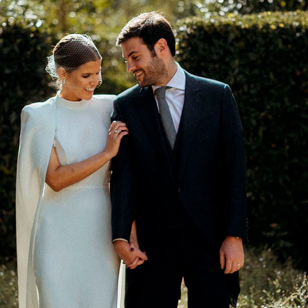 La historia de Laura, la novia con capa y redecilla que cautivó desde Mallorca