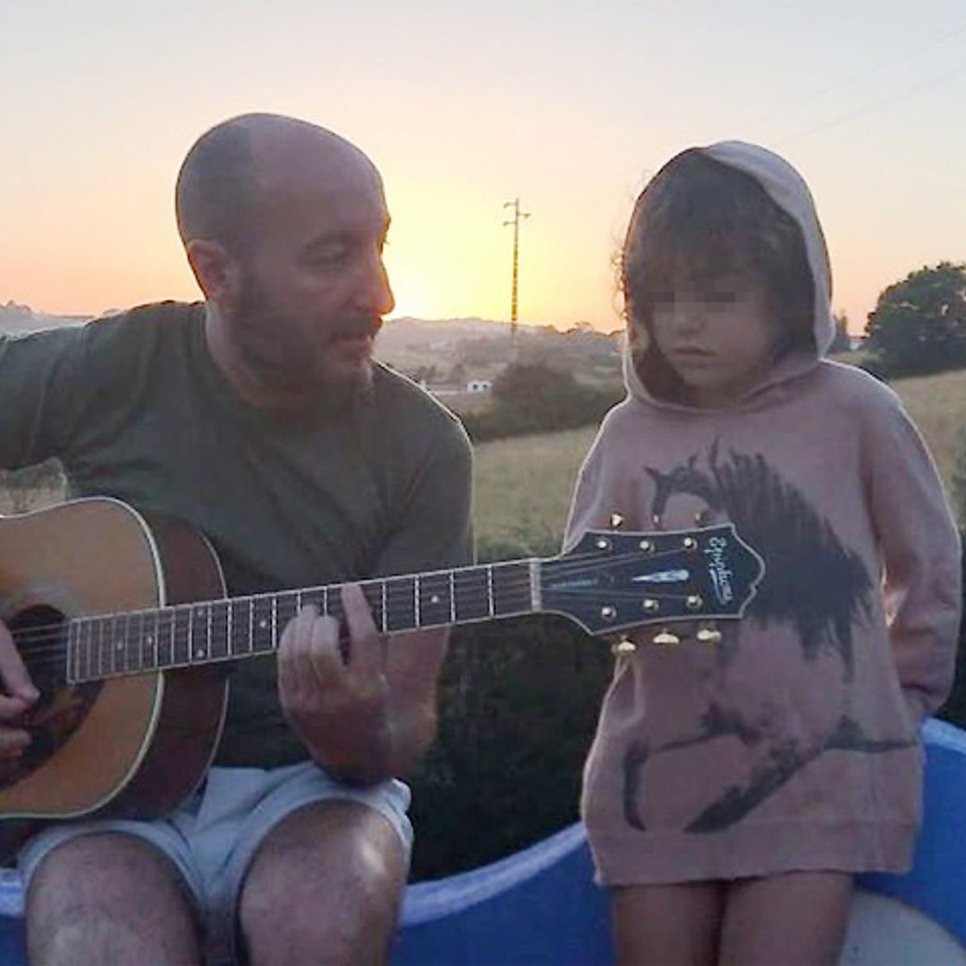 Ya habíamos oído cantar a Dora, la hija mayor de Bimba Bosé, y ahora su padre nos muestra cómo canta la pequeña June
