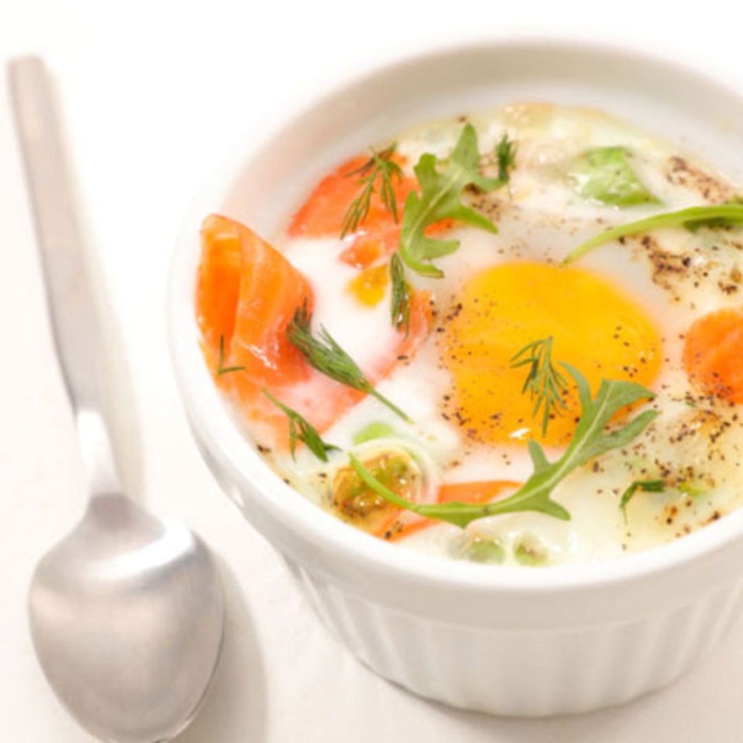 Huevo con salmón y trigueros a la crema