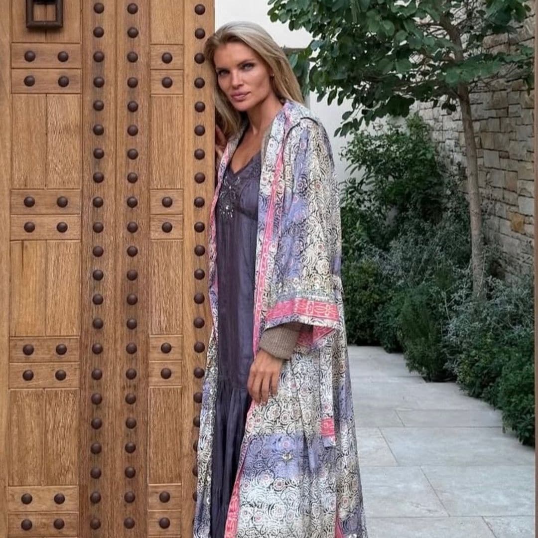 Esther Cañadas, puro estilo en Marruecos: su look bohemio con caftán estampado, vestido con pedrería y botas cowboy