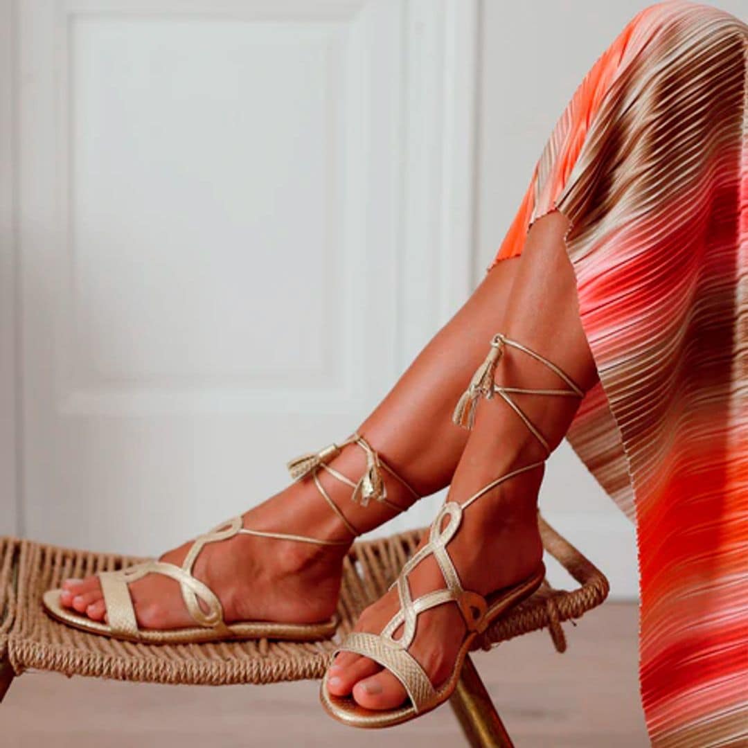 Sandalias planas que son la mejor alternativa para invitadas que no quieren tacones 
