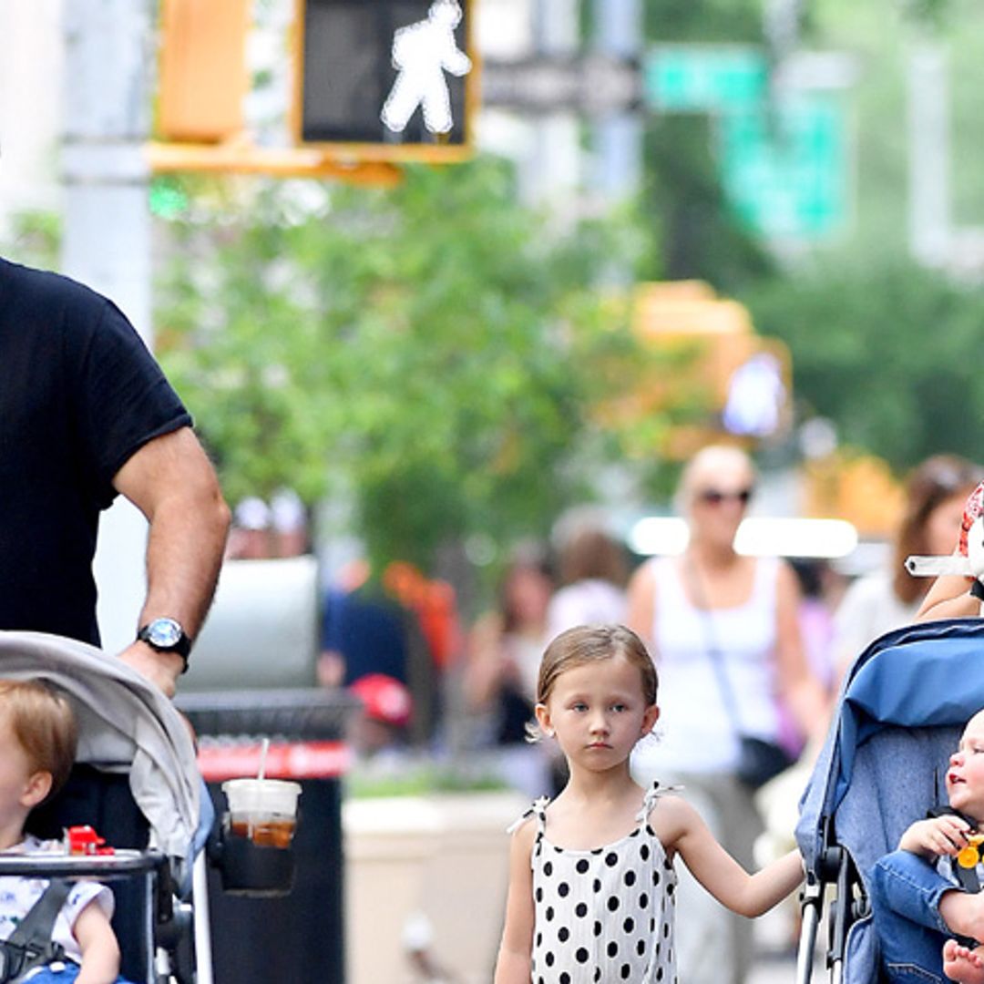 El primer paseo en familia de Hilaria Baldwin tras dar a luz a su cuarto hijo y superar una neumonía