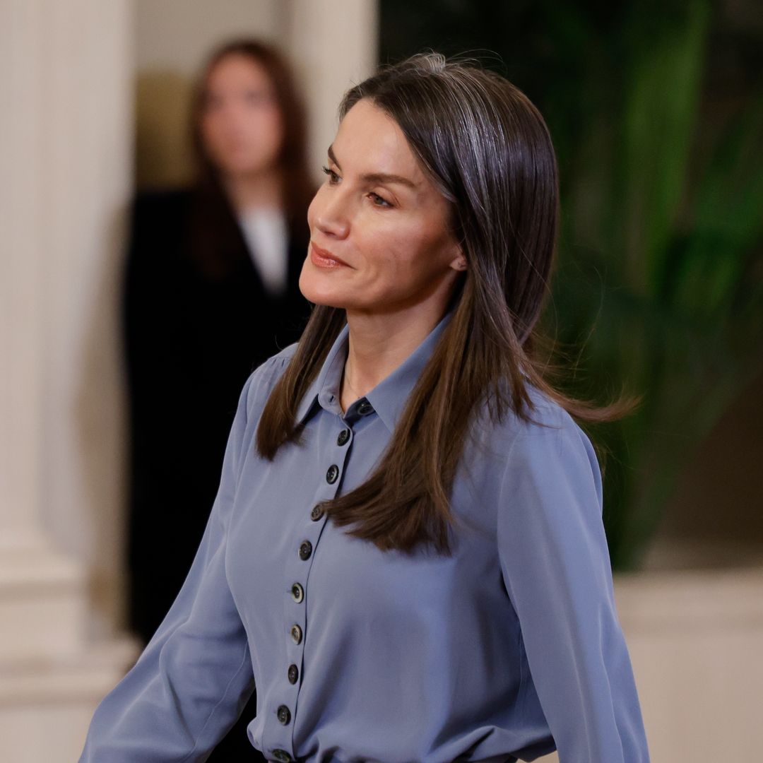 La reina Letizia recupera su favorecedor pantalón gris de oficina y le sienta incluso mejor 10 años después