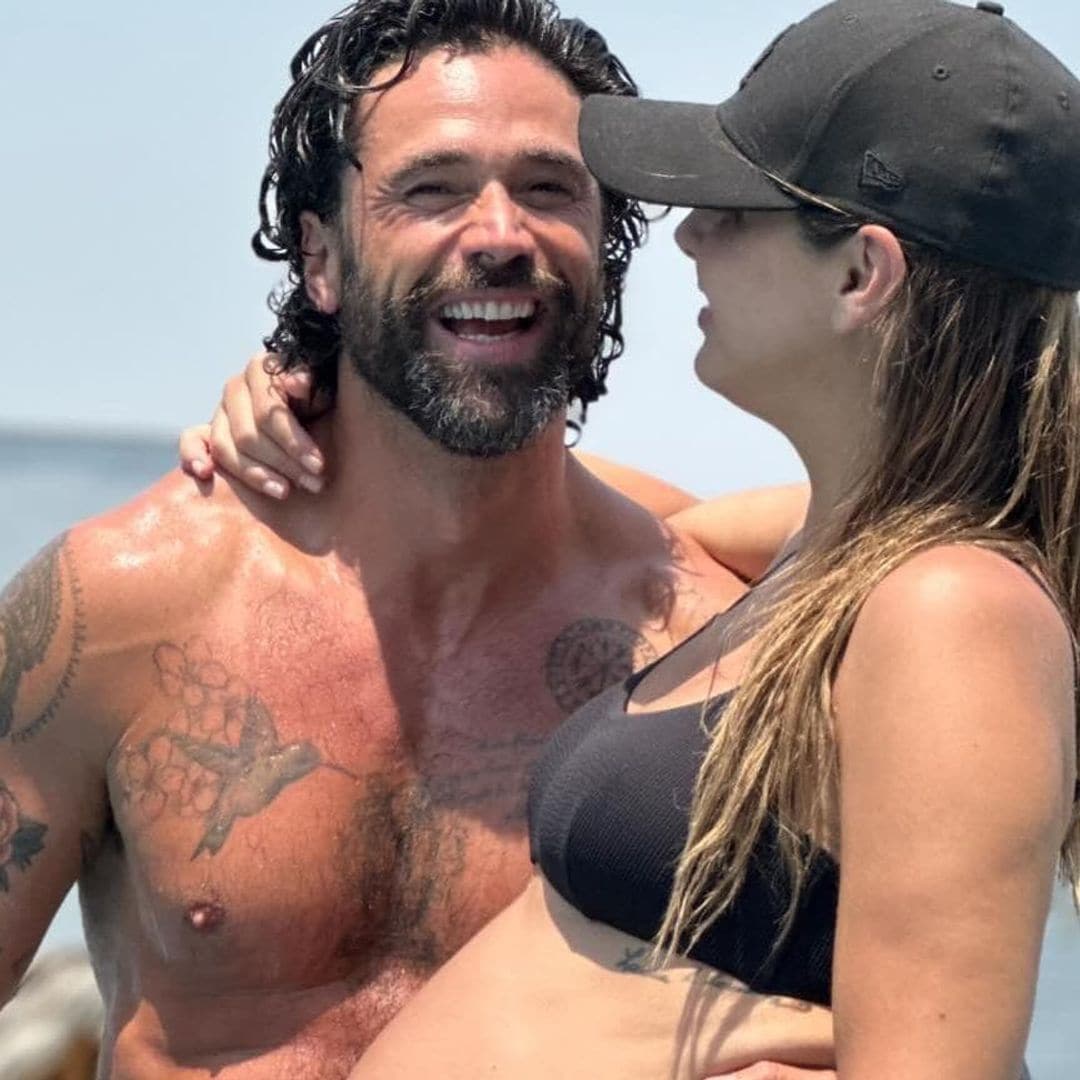 Radiante, Michelle Renaud presume su crecido ‘baby bump’ en traje de baño
