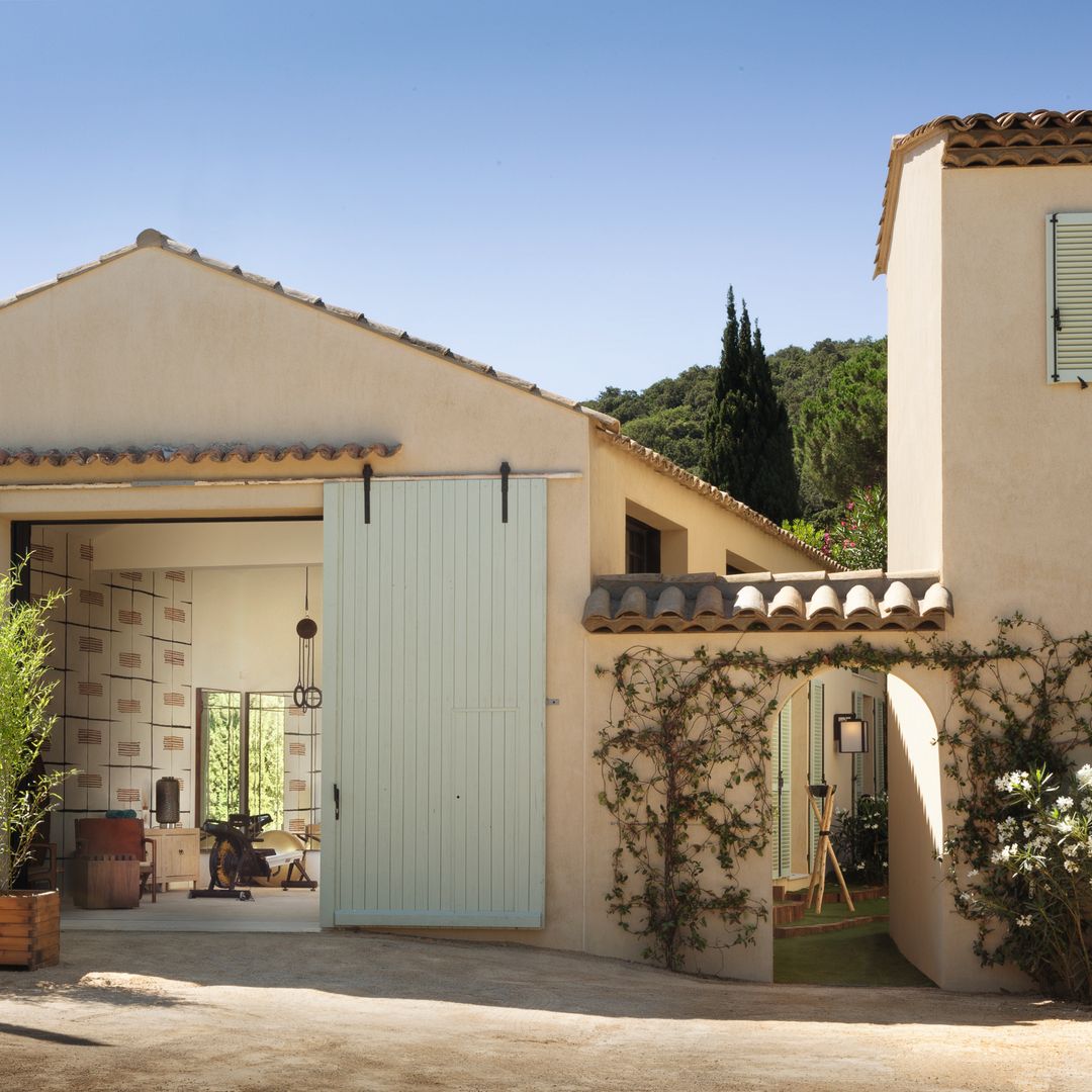 STÉPHANIE COUTAS LA DECORADORA FAVORITA DE LAS GRANDES FORTUNAS, NOS ABRE LAS PUERTAS DE SU FABULOSA CASA DE VERANO DE SAINT-TROPEZ