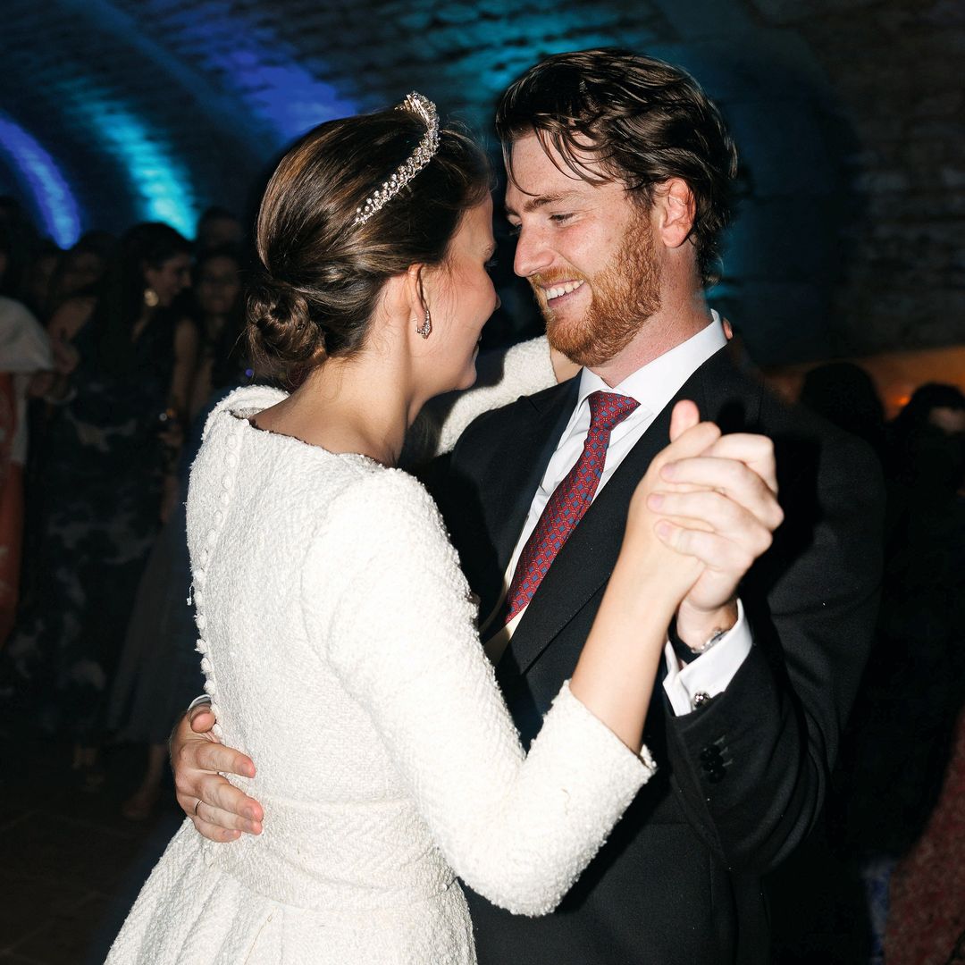 Los novios, bailando