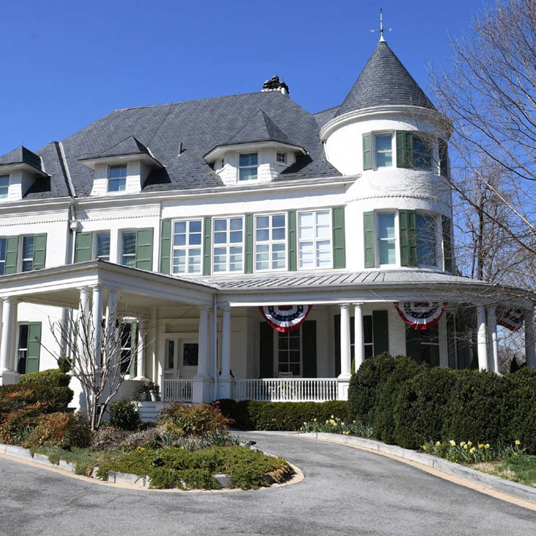 Con chimeneas de mármol negro y 33 habitaciones, así es la residencia de la vicepresidenta Kamala Harris