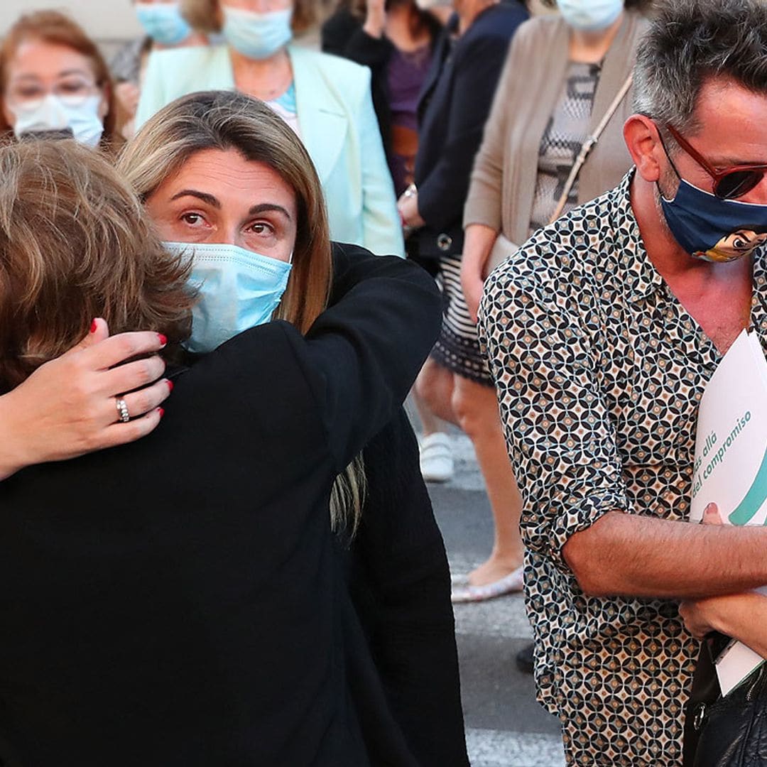 La familia de Mila Ximénez, reconfortada por los amigos de la periodista en la capilla ardiente