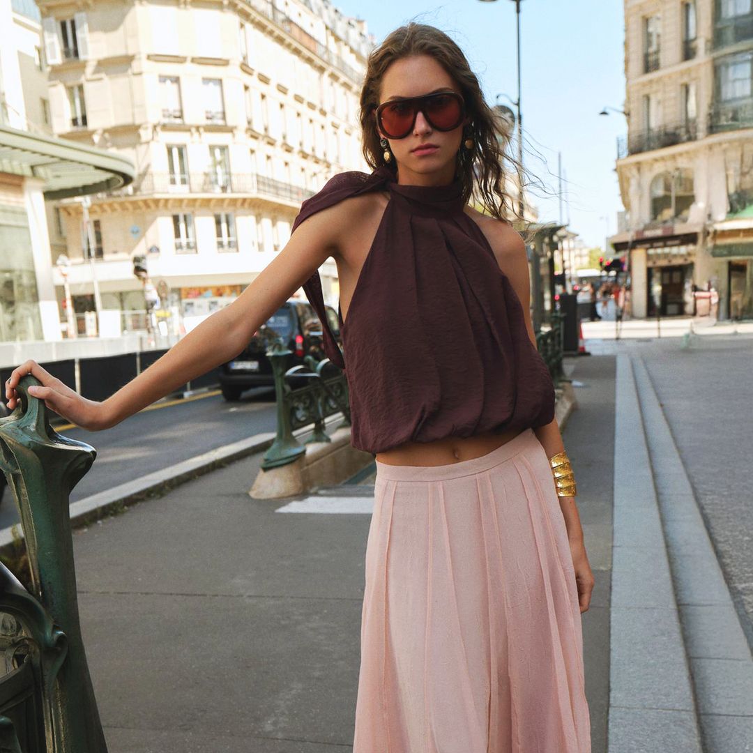 Los 7 tops de escote halter que se agotarán en Zara esta semana: estilizan los hombros y alargan el cuello