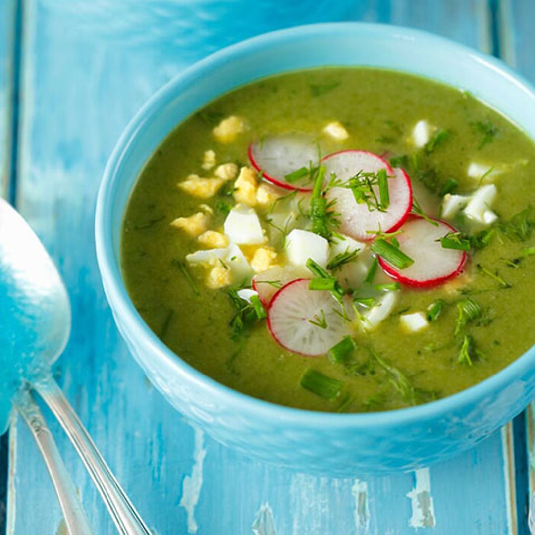 Sopa de espinacas con rabanitos y huevo