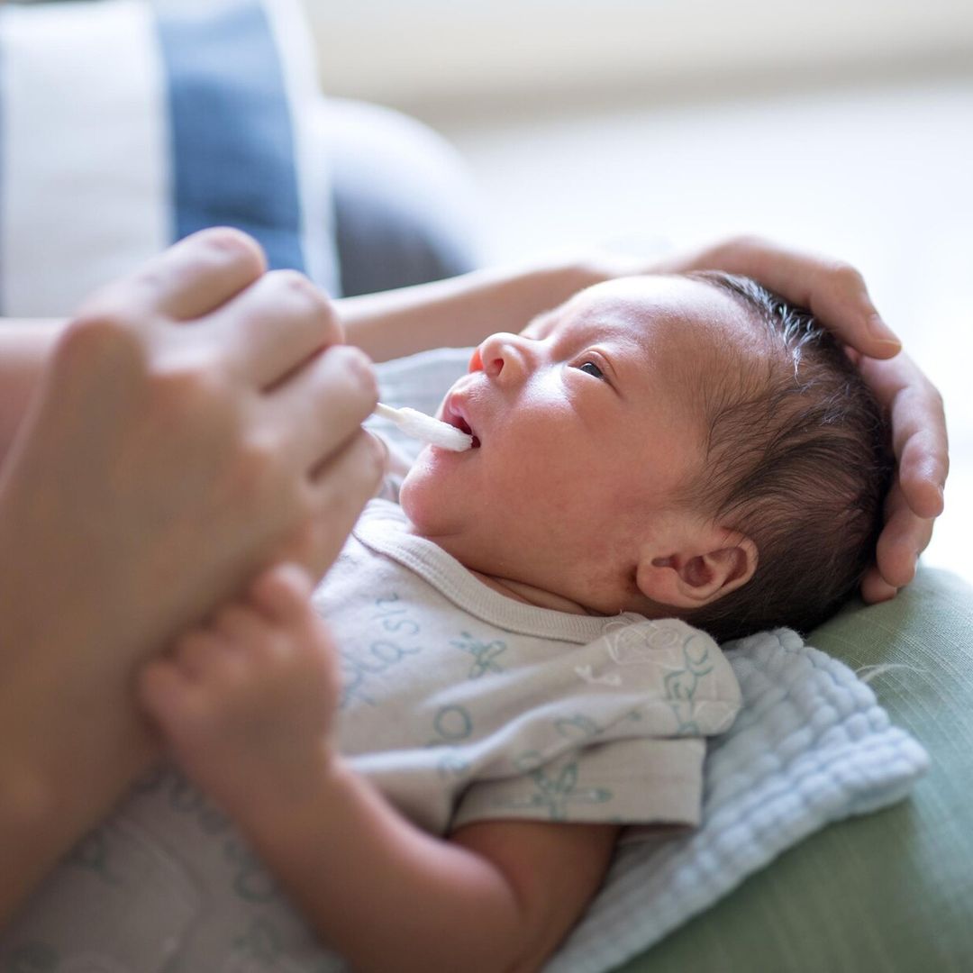 ¿Por qué algunos bebés nacen con dientes?