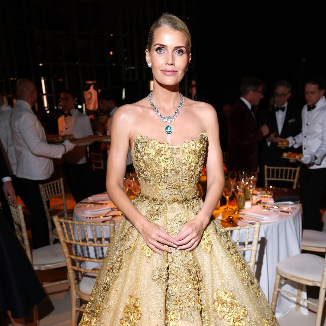 Lady Kitty Spencer, como una auténtica princesa, deslumbra en Mónaco con un vestido dorado de cuento y un collar XL de diamantes
