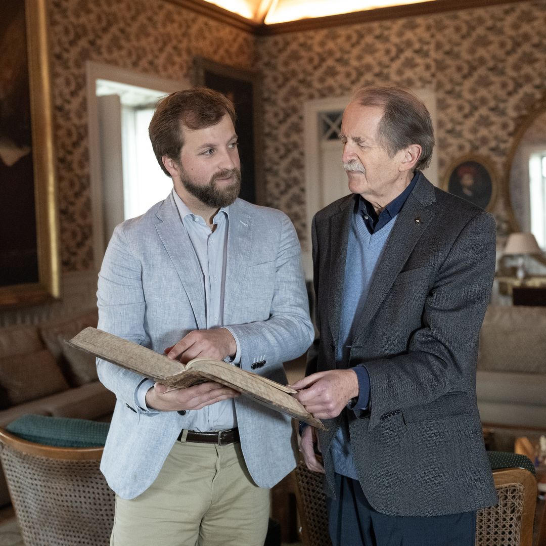 Alfonso de Braganza, leyendo un libro con su padre