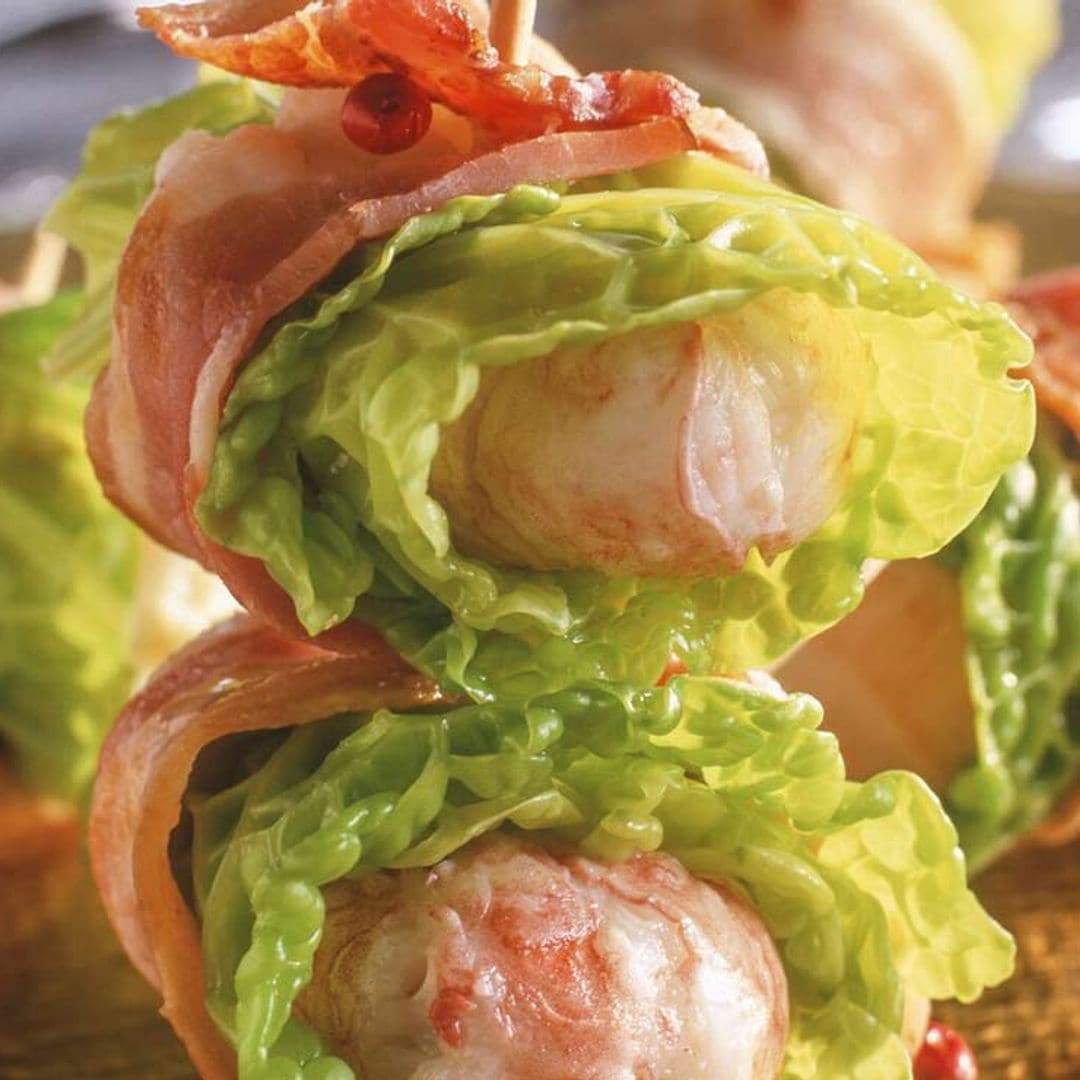 Pincho de lechuga, beicon y gambón