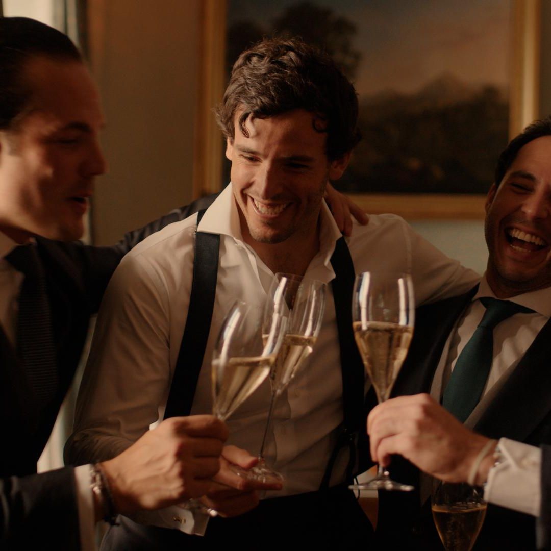 Champagne, fotos y muchas risas...así se vistió Íñigo junto a sus amigos, hermanos y madre