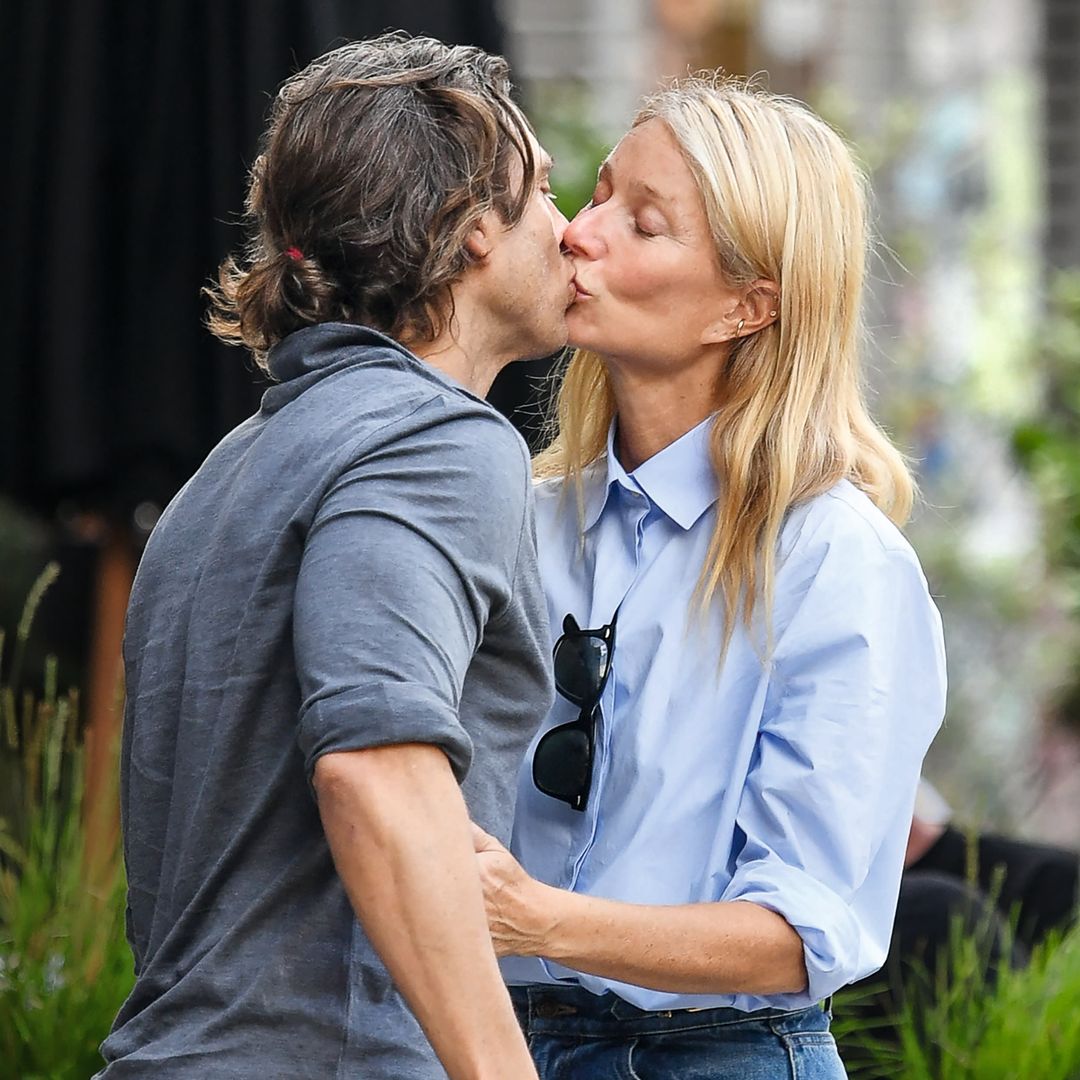 Gwyneth Paltrow y Brad Falchuk celebran 8 años de amor en Nueva York con apasionados besos en plena calle