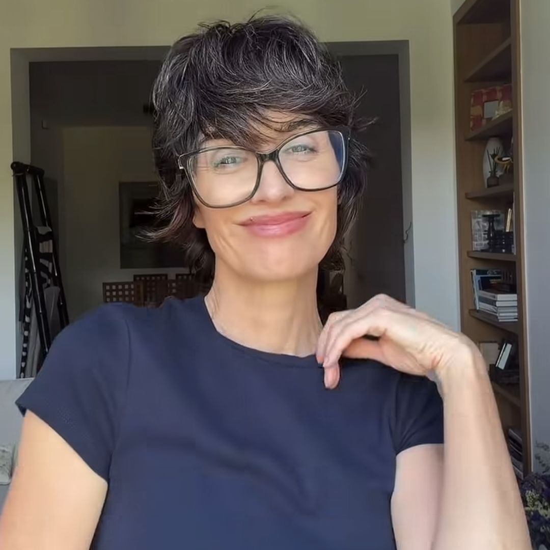 Paz Vega con camiseta azul y corte de pelo mixie