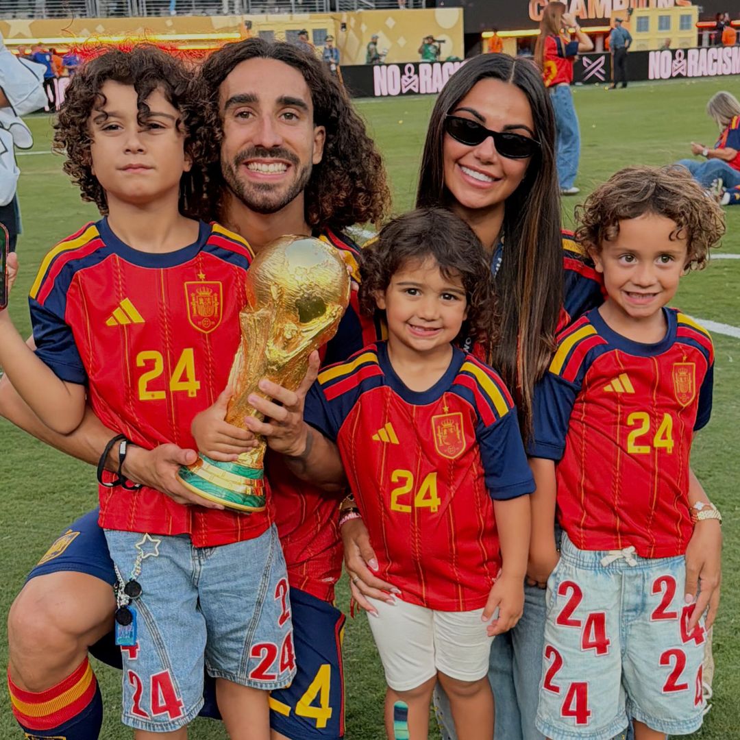 Las fotos más tiernas de Marc Cucurella con su familia en la cancha tras el triunfo de España en el Mundial 2026